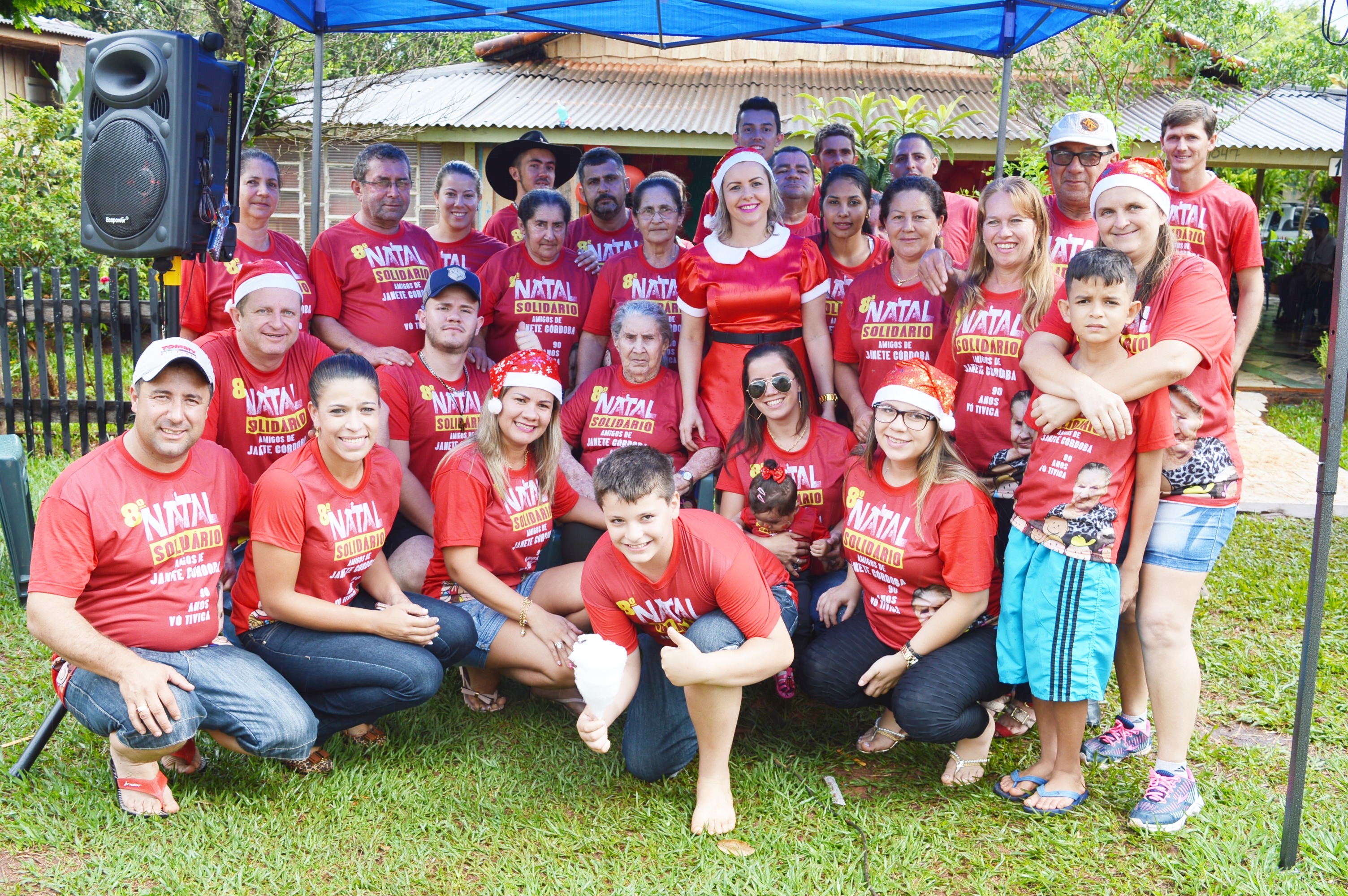 Grupo de amigos entregaram mil pacotes de doces e brinquedos / Foto: Moreira Produções