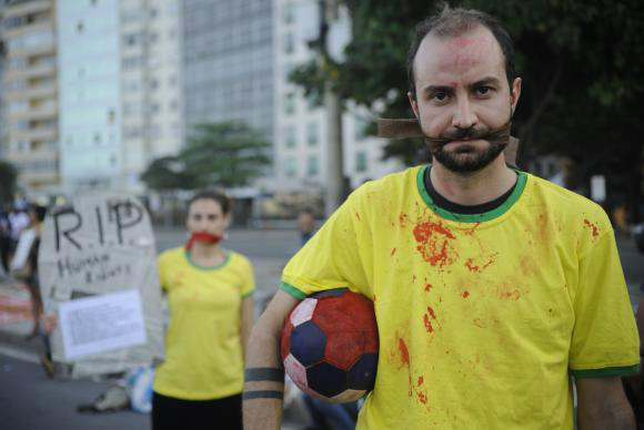 Em ato pacífico, manifestantes caminharam pela Avenida Atlântica, do Posto 5 até a Fan Fest Fernando Frazão/Agência Brasil