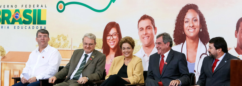 Dilma renova Mais Médicos, ataca golpe e critica o Plano Temer na Saúde