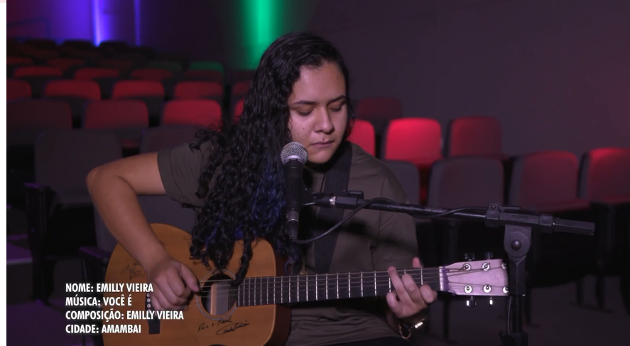 Emilly está levando o nome de Amambai ao cenário musical estadual e precisa do seu voto / Foto: Reprodução