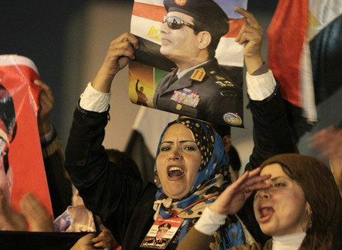 Muitos dizem que general Sisi (nos cartazes) evitou uma guerra civil; outros o acusam de repressão