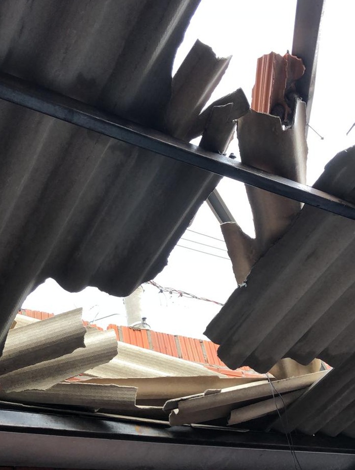 Algumas casas ficaram completamente destelhadas e outras, tiveram algumas telhas arrancadas / Foto: Divulgação