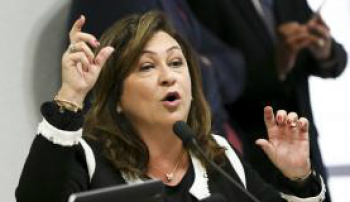 "Acredito na idoneidade e na honestidade da presidenta”, diz Kátia Abreu A ministra da Agricultura, Kátia Abreu, durante sessão da Comissão Especial do Impeachment no Senado Foto: Marcelo Camargo