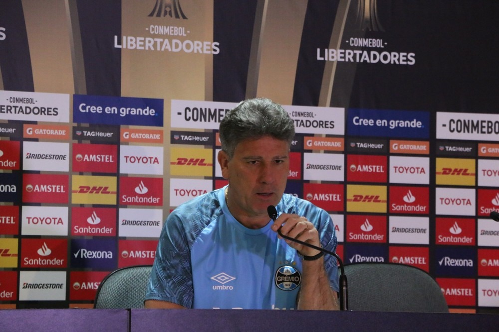 Renato Gaúcho criticou Conmebol e VAR em entrevista coletiva — Foto: Eduardo Moura