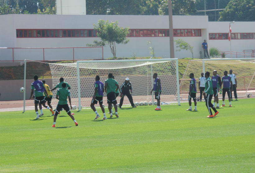 Nigéria e França decidem vaga nas quartas no Estádio Nacional Nigerianos treinam no CT dos Bombeiros, em Brasília: para preservar o gramado do Mané Garrincha as duas equipes não puderam treinar no estádio