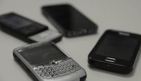 A previsão é de que as operadoras de celular comecem a mandar mensagens com avisos aos usuários que tem aparelhos irregulares a partir do dia 30 de julho Foto: Divulgação 