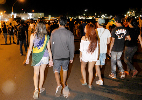Jovens, idosos e pessoas com deficiência conquistam novos direitos Lei obriga instituições do Estado a ouvirem os jovens na definição de políticas públicas
