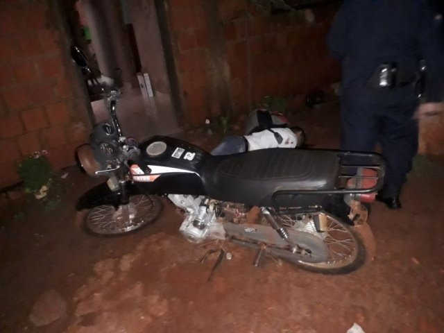 Javier foi alvo de diversos disparos e morreu ao lado da moto em que estava / Foto: Divulgação
