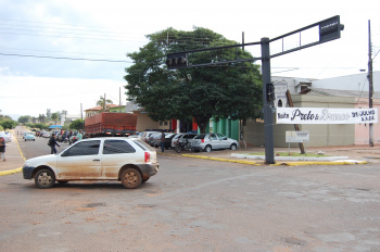 Vereador Carlinhos cobra revitalização do trânsito Sinaleira desligada na rua da República.