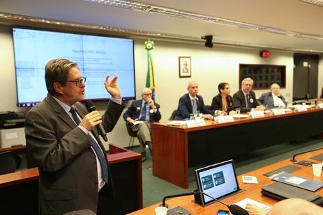 O reitor da UFRJ, Roberto Leher, durante audiência pública na Câmara que discutiu recursos para recuperação do Museu Nacional.