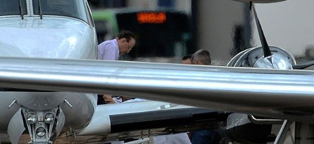 O deputado Paulo Maluf desembarca do avião da Polícia Federal, em Brasília, após ser preso em SPValter Campanato/Agência Brasil