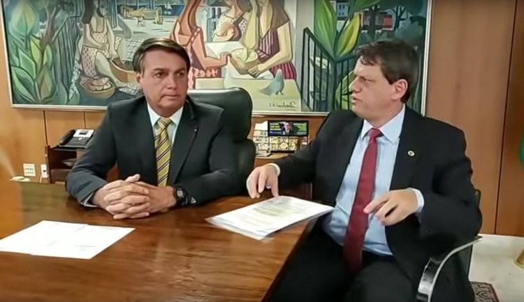 Presidente Jair Bolsonaro participa de transmissão ao vivo ao lado do ministro da Infraestrutura, Tarcísio Freitas. - Reprodução Youtube
