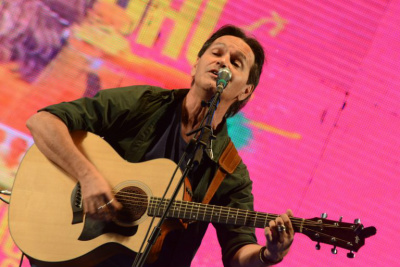 Melodias interioranas de Carlos Colman dão o tom no Fasp Colman aproveitou o show em Corumbá para prestar homenagem ao saudoso parceiro Geraldo Roca, cantando a célebre “Rio Paraguai”: / Foto: Divulgação