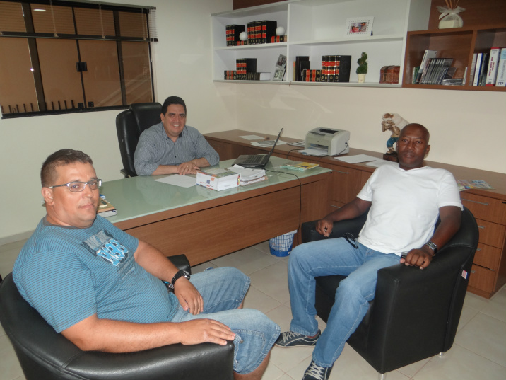 Os regentes Jeovani e José com Odil Puques / Foto: Moreira Produções