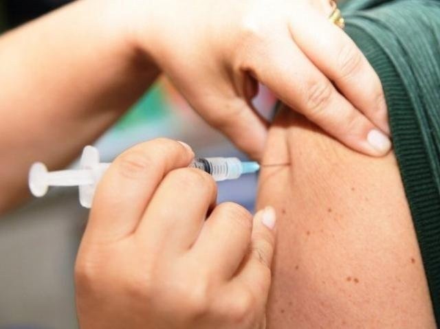 Criança sendo vacinada contra sarampo.