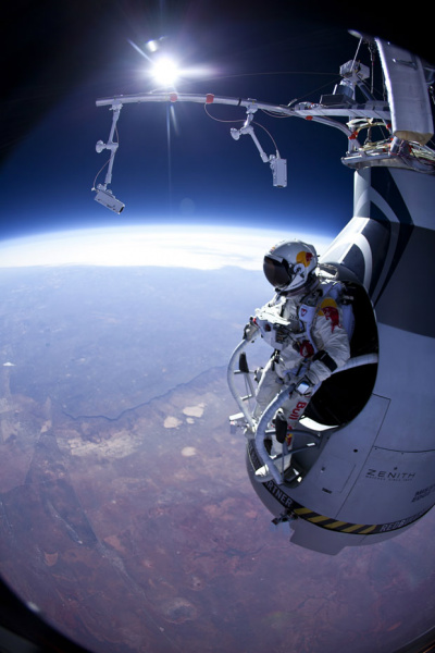 Felix Baumgartner se prepara para saltar de uma altura de 21.000 metros (Foto: AP/Jay Nemeth/Red Bull Stratos)