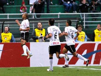 Corinthians vence o Bahia Emerson marcou o gol da vitória do Corinthians no duelo contra o BahiaFoto: Ale Vianna/Gazeta Esportiva
