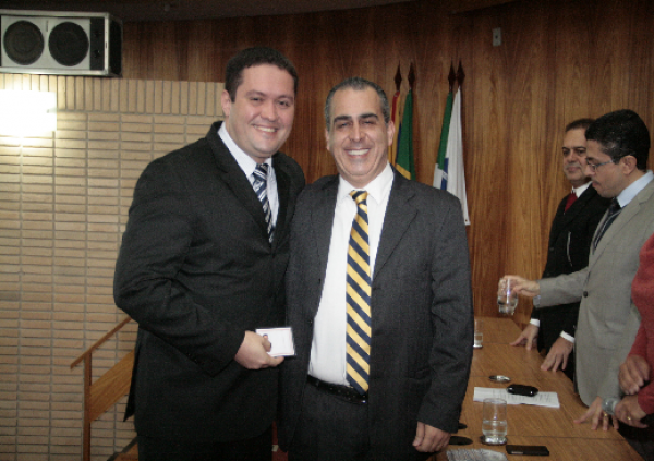 Anderson recebe sua carteira profissional após longo esforço