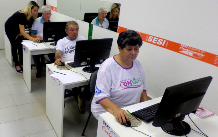 Inclusão digital é oferecida a idosos do Conviver de Amambai Dona Zeila Gonçalves Flores, de 66 anos e os colegas do curso: inclusão digital ultrapassa barreiras da terceira idade / Foto: Assessoria