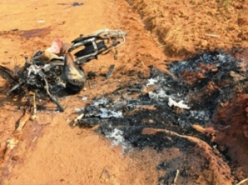 Moto fica totalmente destruída após explodir em colisão com carreta.Foto: Costa Rica em Foco/Luciana Aguiar