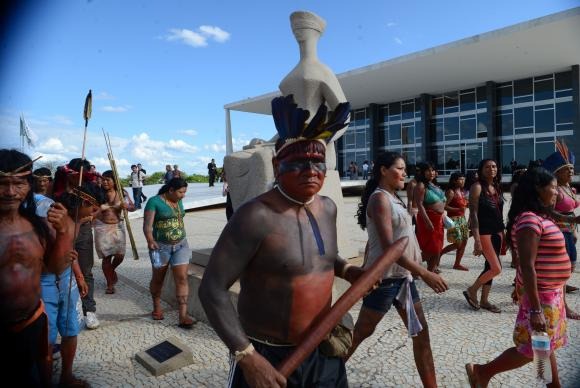 Índios de várias etnias protestam em frente ao STF para sensibilizar os ministros sobre a demarcação de terras indígenas José Cruz/Agência Brasil