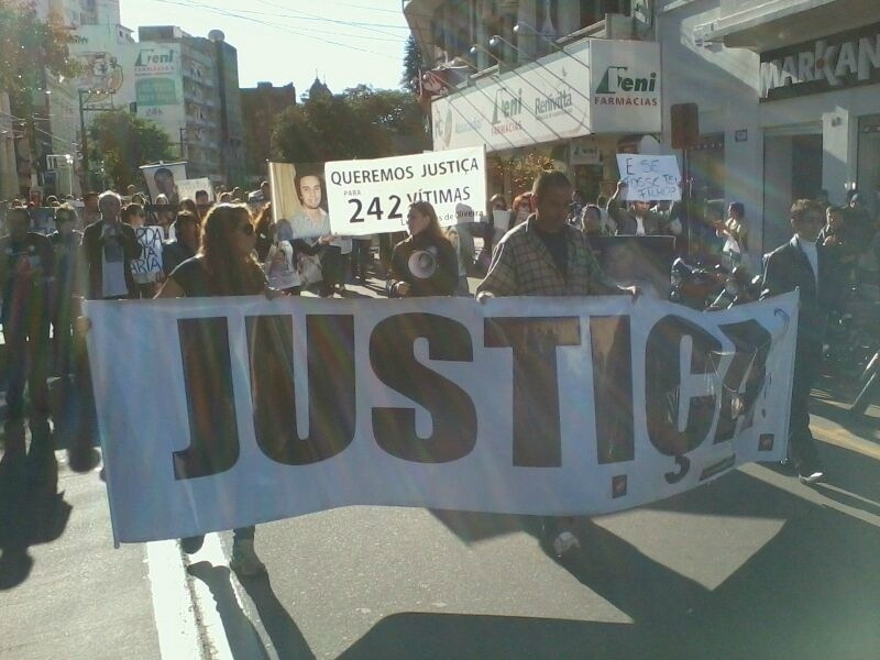 Caminhada homenageia vítimas de incêndio da Boate Kiss O incêndio na Boate Kiss ocorreu na madrugada do dia 27 de janeiro de 2013, causando a morte de 242 pessoas e deixando mais de 620 feridas