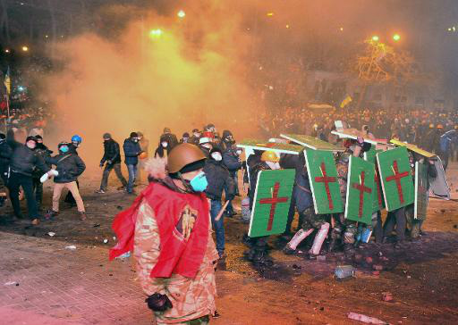 Confrontos entre manifestantes e policiais no centro de Kiev (AFP, Genya Savilov)