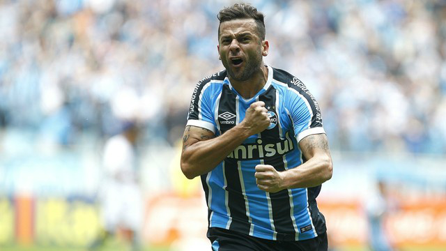 Bobô marca nos acréscimos, Grêmio bate o Figueirense e mantém caça aos líderes Bobô marca nos acréscimos, Grêmio bate o Figueirense e mantém caça aos líderes