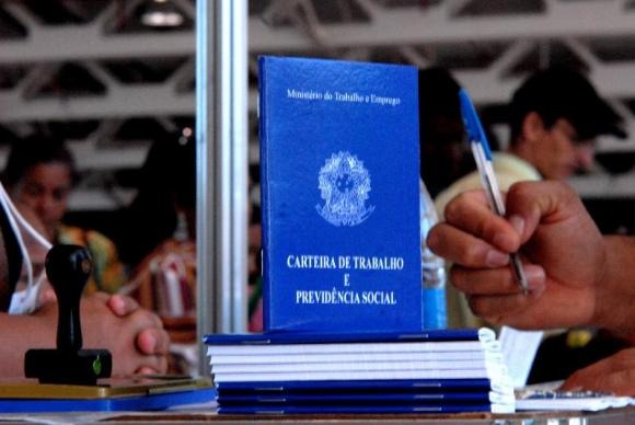 País perde 12 mil vagas de emprego em novembro e cria 299 mil no ano Dados do Caged já consideram as novas formas de contratação estabelecidas na reforma trabalhista -Marcello Casal Jr/Arquivo Agência Brasil