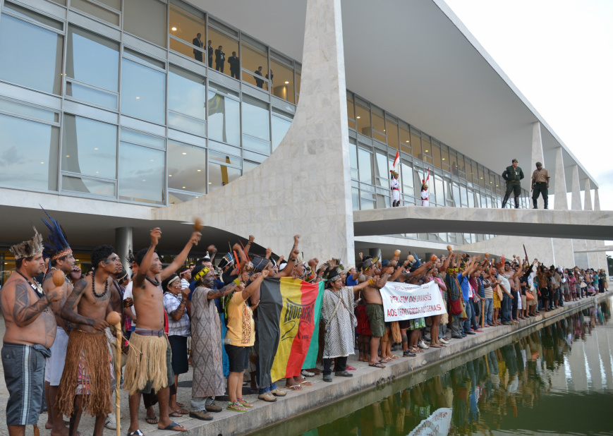 Índios fazem manifestação no Palácio do Planalto por demarcação de terras