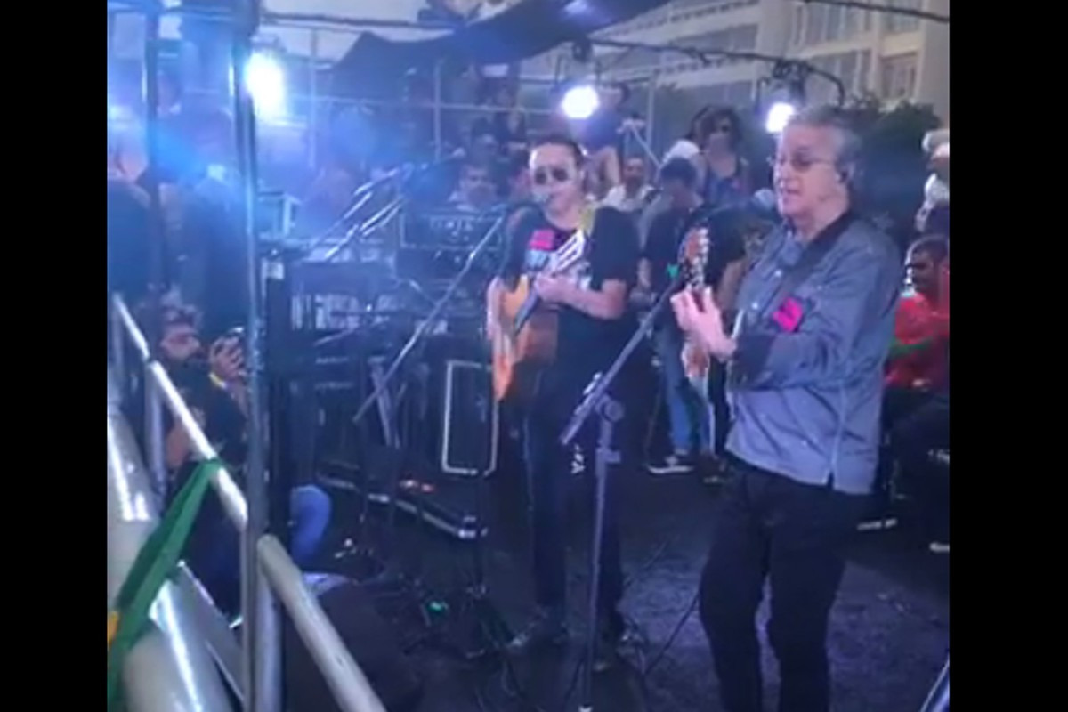 Caetano e mais artistas cantam contra Temer Caetano se apresenta em ato pedindo 'Diretas Já' em Copacabana' (Foto: Reprodução/Facebook oficial Marcelo Freixo)