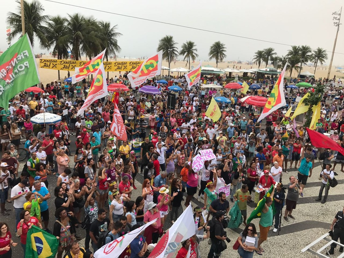 Caetano e mais artistas cantam contra Temer Manifestantes se concentram em protesto que pede saída de Temer e eleições diretas (Foto: Henrique Coelho / G1)
