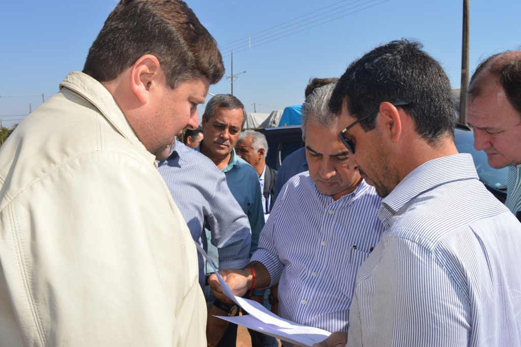 Lideranças de Amambai apresentam reivindicações ao governador Representantes da OAB e do Sindicato Rural apresentando reinvindicações ao governador / Foto: Moreira Produções