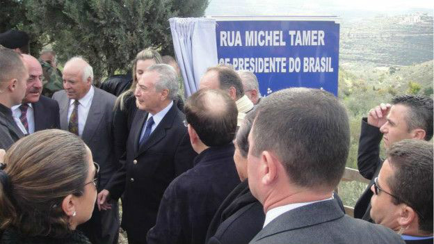 'Estamos com ele': A cidade do Líbano que torce para que Temer vire presidente Temer esteve no país em 2011, quando rua com seu nome (grafado incorretamente) foi inaugurada