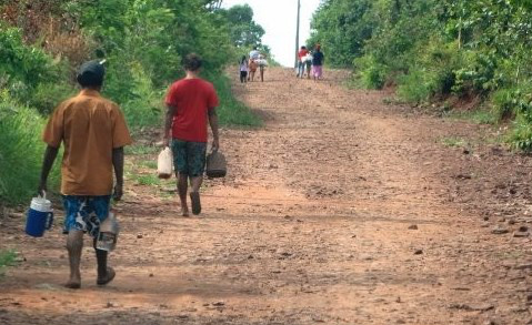 Cerca de três mil indígenas da Aldeia Amambai estão sem água há quase uma semana Cerca de três mil indígenas de Amambai estão sem água potável desde a sexta-feira (11) / Foto: Vilson Nascimento