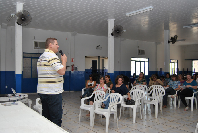 O professor Sérgio Périus palestrou sobre o Plano Nacional de Ensino na manhã da última sexta-feira (16) no Simted de Amambai. Foto: Moreira Produções.