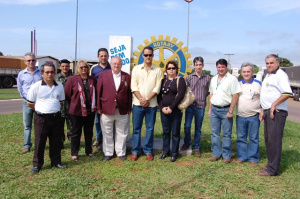 Grupo de rotarianos de Amambai no marco rotário.