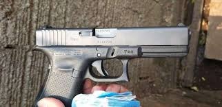 Polícia encontra homem ajoelhado e evita outra execução na fronteira Pistola austríaca 9 milímetros apreendida com sequestradores (Foto: Divulgação)