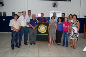 Rotarianos com representantes das entidades beneficiadas com recursos do Festival Regional do Chopp.