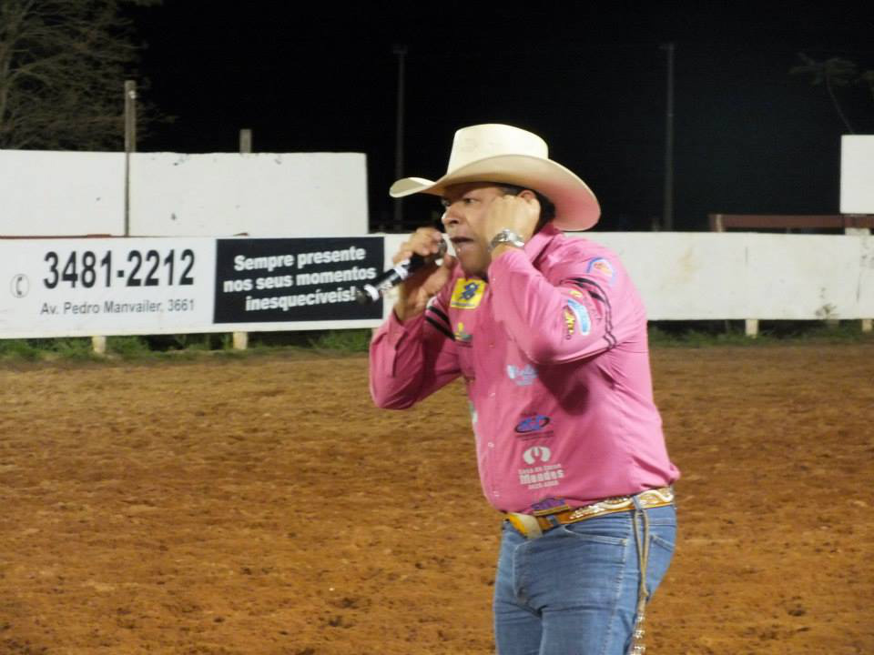 Locutor de Amambai será narrador no Rodeio de Barretos 2013 Paulo Sérgio, conhecido com o “Locutor da Emoção”.