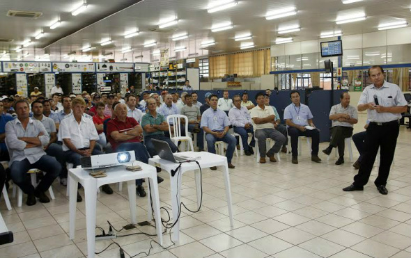 Jaime Bambil requer título de Cidadão Amambaiense para o presidente da Coamo Presidente da Coamo, José Aroldo Gallassini, durante reunião com cooperados em Amambai / Foto: Divulgação