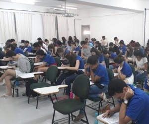 Crise econômica e evasão do Ensino Médio reduzem inscrições no Enem Crise econômica e evasão do Ensino Médio reduzem inscrições no Enem