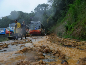 Chuvas deixam mais de 500 desabrigados em Petrópolis Chuvas deixam mais de 500 desabrigados em Petrópolis