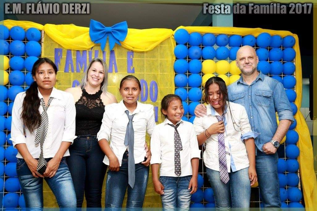 Dia do professor: reinventar-se é o verbo do ano para esses profissionais Professor Julio Cezar ao lado de algumas alunas em um evento escolar em 2017.