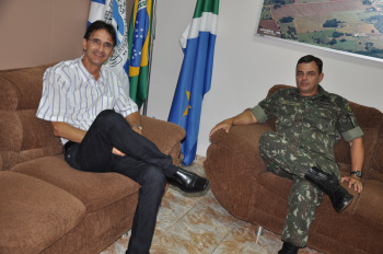 Prefeitura e 17º RC Mec firmam acordo para abertura de aeroporto em Amambai Prefeito Dirceu Lanzarini e Tenente-Coronel trabalham no acordo para abertura do aeroporto em Amambai