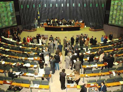 Câmara conclui votação e projeto da terceirização vai ao Senado Os deputados aprovaram emenda aglutinativa que prevê a terceirização inclusive da atividade-fim no setor privado