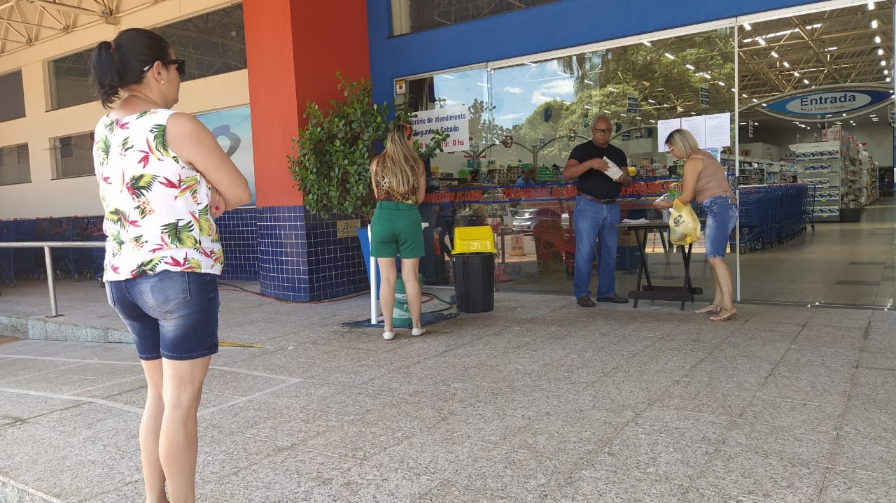 Antes de dar entrada no estabelecimento, o cliente é convidado a lavar as suas mãos com água e sabão / Foto: Moreira Produções