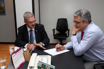 Geraldo Resende com o ministro Alexandre Padilha: confirmada vinda a Dourados. 