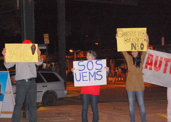 Acadêmicos, professores e funcionários administrativos durante manifesto