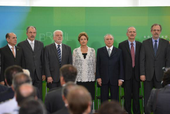 Dilma dá posse a dez ministros e pede dedicação da equipe para governar até 2018 Dilma dá posse a dez ministros e pede dedicação da equipe para governar até 2018